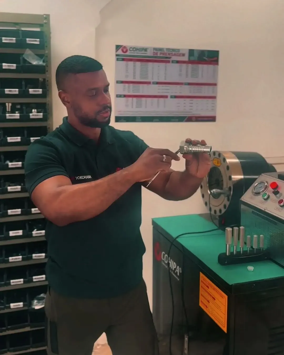 Técnico Cohipa montando um terminal de mangueira ao lado da prensa